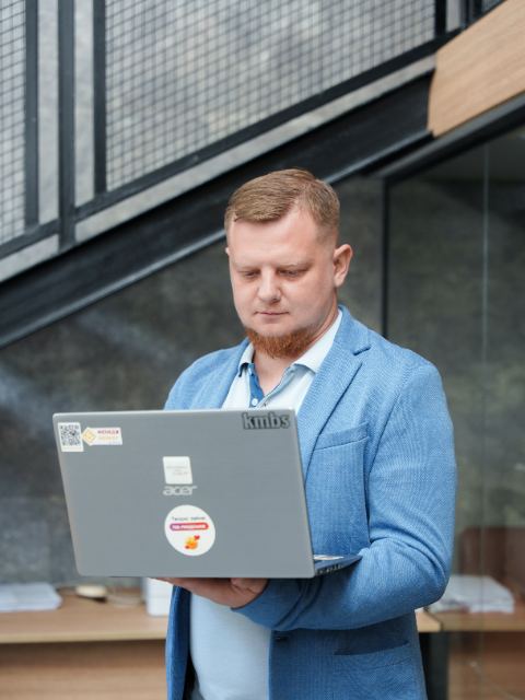 Керівник напрямку Let's Call за роботою